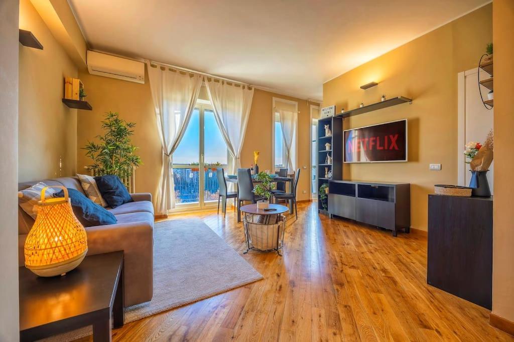 Sunny & Updated Flat With Panoramic City View 50M From M4 Stop Milan Luaran gambar