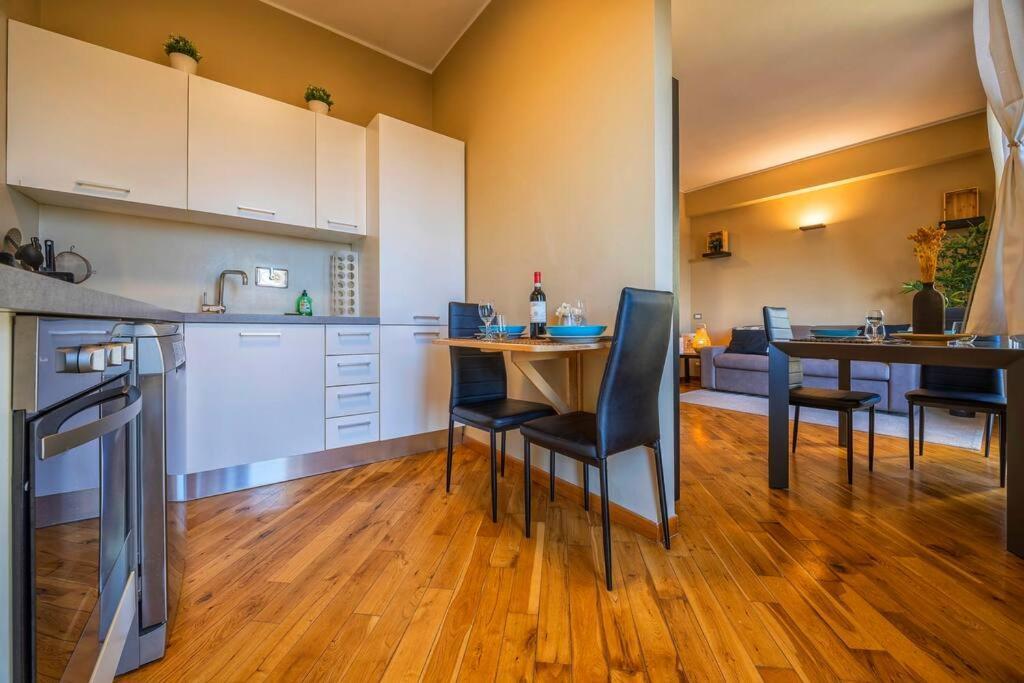 Sunny & Updated Flat With Panoramic City View 50M From M4 Stop Milan Luaran gambar